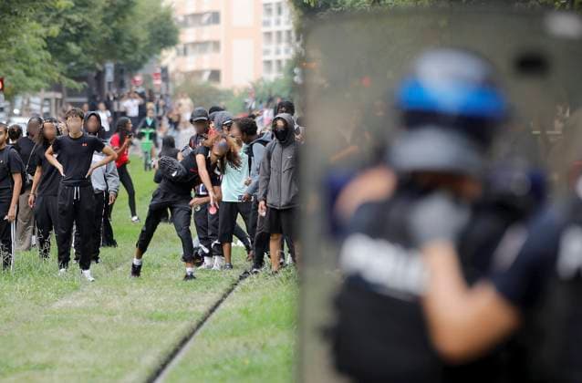 Protest by Nice High School Students PHOTOPQR NICE MATIN Dylan Meiffret Nice September 30, 2026 Protest by Nice high school students. HERE, a protester throws a projectile at law enforcement officers on Rue de France near the Magnan vocational high school, France, Sept. 30, 2026 Protests over overcrowded classrooms, teacher shortages, and long school days have spread across France, with police detaining more than 400 people—many of them minors—on Tuesday. The movement began at high schools in the Paris area last week before expanding nationwide. Some school blockades turned violent as protesters burned trash cans and hurled bottles at officers, who responded with batons and tear gas. Nice, France Copyright: xPHOTOPQR NICExMATIN MAXPPPxDylanxMeiffretx 20260930NIM5186 20260930NIM5186