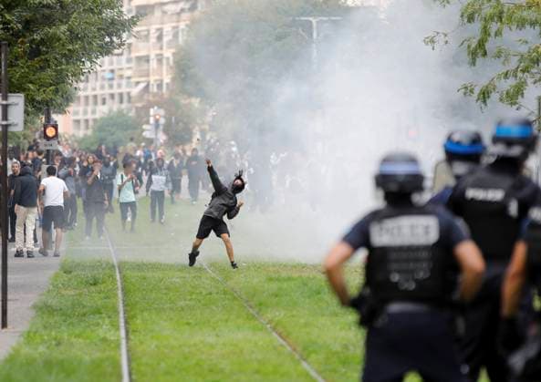 Protest by high school students in Nice PHOTOPQR NICE MATIN Dylan Meiffret Nice September 30, 2026 Protest by high school students in Nice HERE on Rue de France near the Magnan France vocational high school, Sept. 30, 2026 Protests over overcrowded classrooms, teacher shortages, and long school days have spread across France, with police detaining more than 400 people—many of them minors—on Tuesday. The movement began at high schools in the Paris area last week before expanding nationwide. Some school blockades turned violent as protesters set trash cans on fire and threw bottles at officers, who responded with batons and tear gas. Nice, France  Copyright: xPHOTOPQR NICExMATIN MAXPPPxDylanxMeiffretx 20260930NIM5214 20260930NIM5214