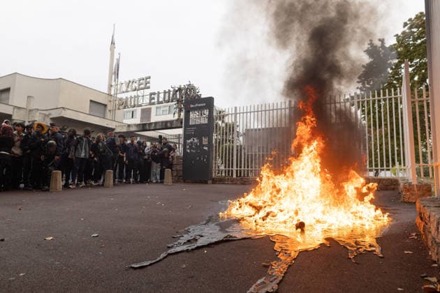 Students protest in front of Paul Eluard Secondary school - Saint-Denis RL Burning trashes. Students pictured in front of Paul Eluard secondary school in Saint-Denis, North of Paris, on September 30, 2026 as they continue their protest to demand the hiring of substitute teachers, increased resources, and decent learning conditions. Photo by Raphael Lafargue ABACAPRESS.COM Saint-Denis France  Copyright: xLafarguexRaphael ABACAx
