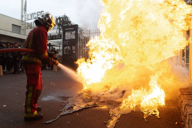 Students protest in front of Paul Eluard Secondary school - Saint-Denis RL Firefighters extinguish burning trashes. Students pictured in front of Paul Eluard secondary school in Saint-Denis, North of Paris, on September 30, 2026 as they continue their protest to demand the hiring of substitute teachers, increased resources, and decent learning conditions. Photo by Raphael Lafargue ABACAPRESS.COM Saint-Denis France  Copyright: xLafarguexRaphael ABACAx