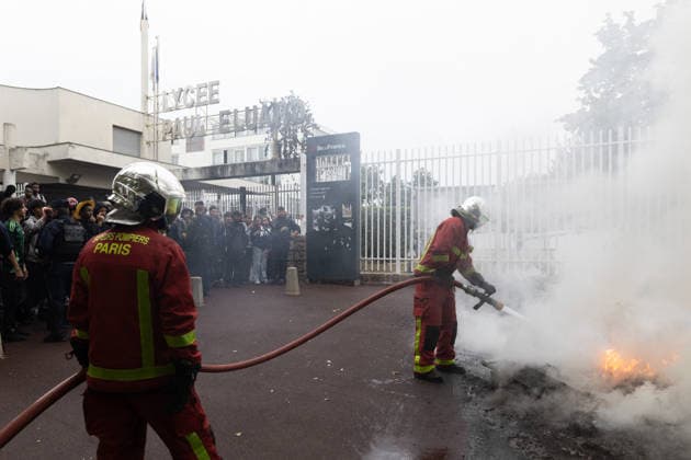 Students protest in front of Paul Eluard Secondary school - Saint-Denis RL Firefighters extinguish burning trashes. Students pictured in front of Paul Eluard secondary school in Saint-Denis, North of Paris, on September 30, 2026 as they continue their protest to demand the hiring of substitute teachers, increased resources, and decent learning conditions. Photo by Raphael Lafargue ABACAPRESS.COM Saint-Denis France  Copyright: xLafarguexRaphael ABACAx