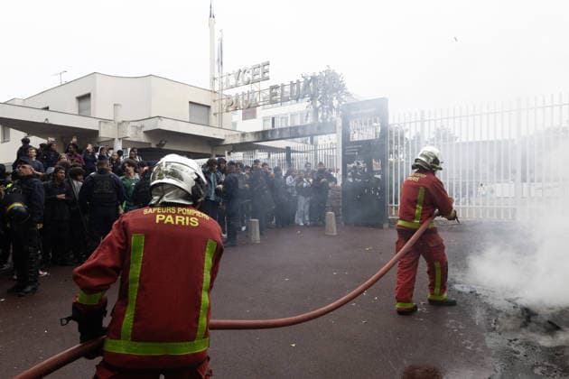 Students protest in front of Paul Eluard Secondary school - Saint-Denis RL Firefighters extinguish burning trashes. Students pictured in front of Paul Eluard secondary school in Saint-Denis, North of Paris, on September 30, 2026 as they continue their protest to demand the hiring of substitute teachers, increased resources, and decent learning conditions. Photo by Raphael Lafargue ABACAPRESS.COM Saint-Denis France  Copyright: xLafarguexRaphael ABACAx
