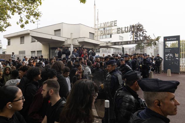 Students protest in front of Paul Eluard Secondary school - Saint-Denis RL Students pictured in front of Paul Eluard secondary school in Saint-Denis, North of Paris, on September 30, 2026 as they continue their protest to demand the hiring of substitute teachers, increased resources, and decent learning conditions. Photo by Raphael Lafargue ABACAPRESS.COM Saint-Denis France  Copyright: xLafarguexRaphael ABACAx