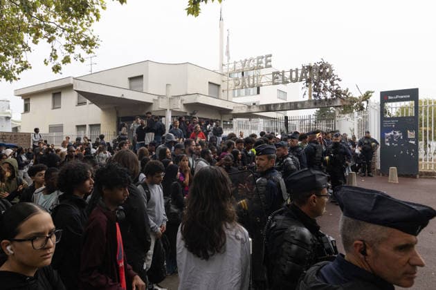 Students protest in front of Paul Eluard Secondary school - Saint-Denis RL Students pictured in front of Paul Eluard secondary school in Saint-Denis, North of Paris, on September 30, 2026 as they continue their protest to demand the hiring of substitute teachers, increased resources, and decent learning conditions. Photo by Raphael Lafargue ABACAPRESS.COM Saint-Denis France  Copyright: xLafarguexRaphael ABACAx