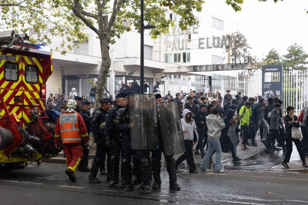 Students protest in front of Paul Eluard Secondary school - Saint-Denis RL Police forces and students pictured in front of Paul Eluard secondary school in Saint-Denis, North of Paris, on September 30, 2026 as they continue their protest to demand the hiring of substitute teachers, increased resources, and decent learning conditions. Photo by Raphael Lafargue ABACAPRESS.COM Saint-Denis France  Copyright: xLafarguexRaphael ABACAx