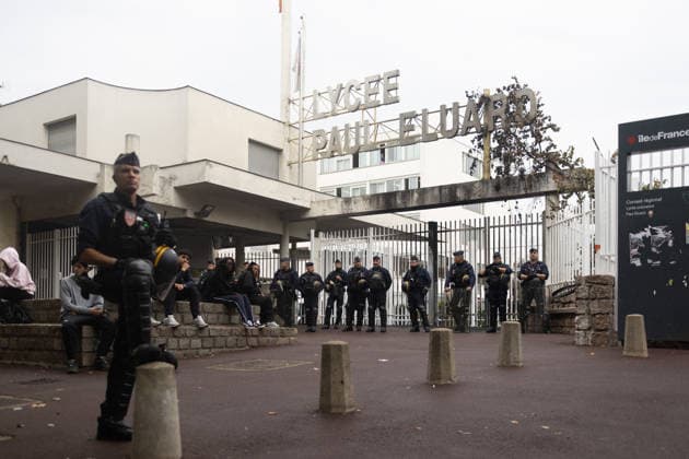 Students protest in front of Paul Eluard Secondary school - Saint-Denis RL Police forces and students pictured in front of Paul Eluard secondary school in Saint-Denis, North of Paris, on September 30, 2026 as they continue their protest to demand the hiring of substitute teachers, increased resources, and decent learning conditions. Photo by Raphael Lafargue ABACAPRESS.COM Saint-Denis France  Copyright: xLafarguexRaphael ABACAx