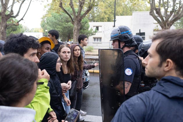 Students protest in front of Paul Eluard Secondary school - Saint-Denis RL People in front of police forces near Paul Eluard secondary school in Saint-Denis, North of Paris, on September 30, 2026 as they continue their protest to demand the hiring of substitute teachers, increased resources, and decent learning conditions. Photo by Raphael Lafargue ABACAPRESS.COM Saint-Denis France  Copyright: xLafarguexRaphael ABACAx