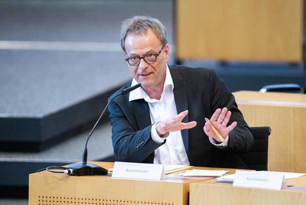 ORAL HEARING ON PROCEEDINGS TO BAN THE AFD ** FOR EDITORIAL PURPOSES ONLY ** EDITORIAL USE ONLY ** September 30, 2026, Erfurt: Oral hearing of the Justice Committee regarding proceedings to ban the AfD at the federal level in the Thuringian State Parliament. The motion was filed by the Left Party faction. Pictured: Dr. Hendrik Cremer, Ge Copyright: SaschaxFromm doc87tu8mxx0v41ek4qypiu ,EDITORIAL USE ONLY Copyright: SaschaxFromm