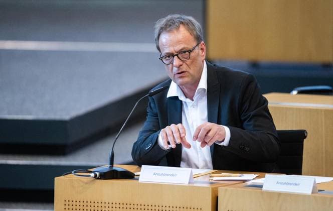 ORAL HEARING ON PROCEEDINGS TO BAN THE AFD ** FOR EDITORIAL PURPOSES ONLY ** EDITORIAL USE ONLY ** September 30, 2026, Erfurt: Oral hearing of the Justice Committee regarding proceedings to ban the AfD at the federal level in the Thuringian State Parliament. The motion was filed by the Left Party faction. Pictured: Dr. Hendrik Cremer, Ge Copyright: SaschaxFromm doc87tu8n9pn9x148ahjqt0 ,EDITORIAL USE ONLY Copyright: SaschaxFromm