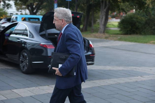 Hearing on the AfD Ban Proceedings in Erfurt, September 30, 2026: Hans Georg Maaßen, former head of the Federal Office for the Protection of the Constitution, on his way to the hearing in the Thuringian State Parliament regarding the AfD ban proceedings in Thuringia, Germany Copyright: xMatthiasxGränzdörferx