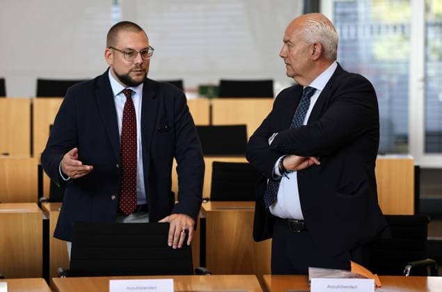 Thuringian State Parliament, Justice Committee, September 30, 2026, Erfurt, Thuringian State Parliament, Justice Committee, Oral Hearing on the Motion by The Left Party to Initiate Proceedings to Ban the AfD. Pictured: Dr. Christian Conrad and Prof. Dr. Kyrill Alexander Schwarz in discussion.
