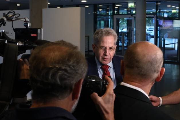 Thuringian State Parliament, Justice Committee, September 30, 2026, Erfurt, Thuringian State Parliament, Justice Committee, Oral Hearing on the Motion by the Die Linke Parliamentary Group to Initiate Proceedings to Ban the AfD; Pictured: Dr. Hans-Georg Maassen being interviewed