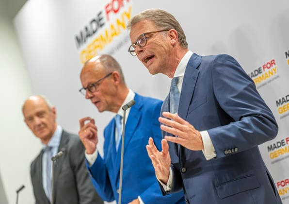 Roland Busch, Friedrich Merz, Christian Sewing, EUR, Germany, Berlin, September 30, 2026 Press statements by the Vice Chancellor and Federal Minister of Finance, along with Lars Klingbeil (SPD), Christian Sewing (Deutsche Bank), and Roland Busch (Siemens)