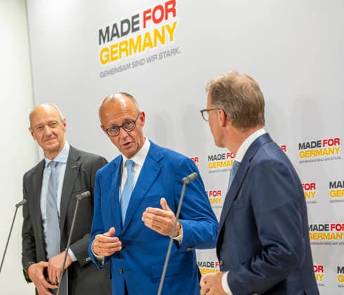Roland Busch, Friedrich Merz, Christian Sewing, EUR, Germany, Berlin, September 30, 2026 Press statements by the Vice Chancellor and Federal Minister of Finance, along with Lars Klingbeil (SPD), Christian Sewing (right, Deutsche Bank), and Roland Busch (left, Siemens)