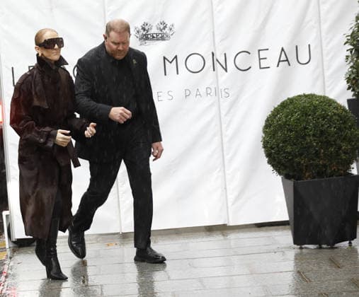 Céline Dion greets her fans in the rain as she leaves the Royal Monceau Hotel in Paris, before heading to the Paris La Défense Arena to continue her concert series, September 30, 2026 Marc Ausset Lacroix Bestimage Céline Dion greets fans in the rain as she leaves the Royal Monceau Hotel in Paris, before heading to the Paris La Défense Arena to continue her concert series on September 30, 2026 Paris, France Copyright: xMarcxAussetxLacroixx xBestimagexMarcxAussetxLacroixx xBestimagex