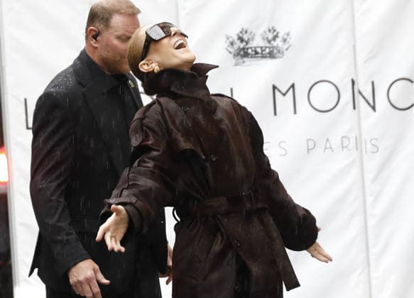 Céline Dion greets her fans in the rain as she leaves the Royal Monceau Hotel in Paris, before heading to the Paris La Défense Arena to continue her concert series, September 30, 2026 Marc Ausset Lacroix Bestimage Céline Dion greets fans in the rain as she leaves the Royal Monceau Hotel in Paris, before heading to the Paris La Défense Arena to continue her concert series on September 30, 2026 Paris, France  Copyright: xMarcxAussetxLacroixx xBestimagexMarcxAussetxLacroixx xBestimagex