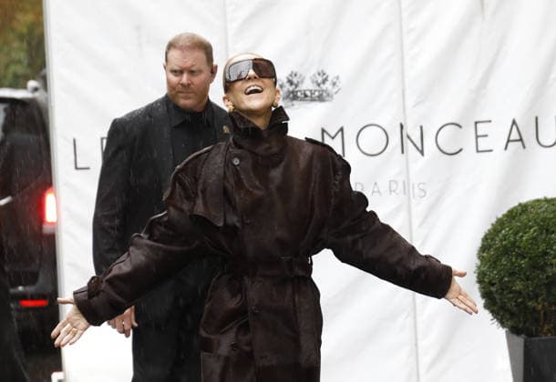 Céline Dion greets her fans in the rain as she leaves the Royal Monceau Hotel in Paris, before heading to the Paris La Défense Arena to continue her concert series, September 30, 2026 Marc Ausset Lacroix Bestimage Céline Dion greets fans in the rain as she leaves the Royal Monceau Hotel in Paris, before heading to the Paris La Défense Arena to continue her concert series on September 30, 2026 Paris, France  Copyright: xMarcxAussetxLacroixx xBestimagexMarcxAussetxLacroixx xBestimagex