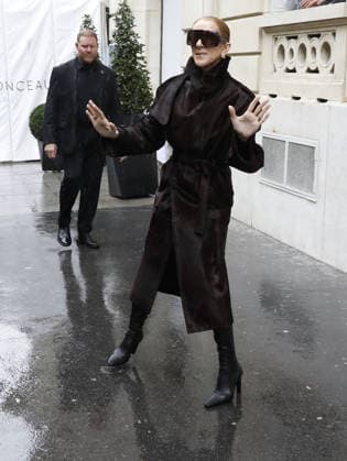 Céline Dion greets her fans in the rain as she leaves the Royal Monceau Hotel in Paris, before heading to the Paris La Défense Arena to continue her concert series, September 30, 2026 Marc Ausset Lacroix Bestimage Céline Dion greets fans in the rain as she leaves the Royal Monceau Hotel in Paris, before heading to the Paris La Défense Arena to continue her concert series on September 30, 2026 Paris, France  Copyright: xMarcxAussetxLacroixx xBestimagexMarcxAussetxLacroixx xBestimagex