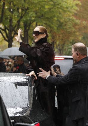 Céline Dion greets her fans in the rain as she leaves the Royal Monceau Hotel in Paris, before heading to the Paris La Défense Arena to continue her concert series, September 30, 2026 Marc Ausset Lacroix Bestimage Céline Dion greets fans in the rain as she leaves the Royal Monceau Hotel in Paris, before heading to the Paris La Défense Arena to continue her concert series on September 30, 2026 Paris, France  Copyright: xMarcxAussetxLacroixx xBestimagexMarcxAussetxLacroixx xBestimagex