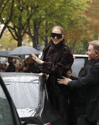 Céline Dion greets her fans in the rain as she leaves the Royal Monceau Hotel in Paris, before heading to the Paris La Défense Arena to continue her concert series, September 30, 2026 Marc Ausset Lacroix Bestimage Céline Dion greets fans in the rain as she leaves the Royal Monceau Hotel in Paris, before heading to the Paris La Défense Arena to continue her concert series on September 30, 2026 Paris, France  Copyright: xMarcxAussetxLacroixx xBestimagexMarcxAussetxLacroixx xBestimagex