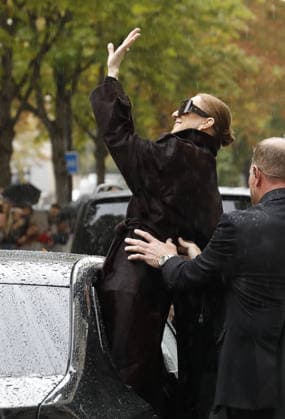 Céline Dion greets her fans in the rain as she leaves the Royal Monceau Hotel in Paris, before heading to the Paris La Défense Arena to continue her concert series, September 30, 2026 Marc Ausset Lacroix Bestimage Céline Dion greets fans in the rain as she leaves the Royal Monceau Hotel in Paris, before heading to the Paris La Défense Arena to continue her concert series on September 30, 2026 Paris, France  Copyright: xMarcxAussetxLacroixx xBestimagexMarcxAussetxLacroixx xBestimagex