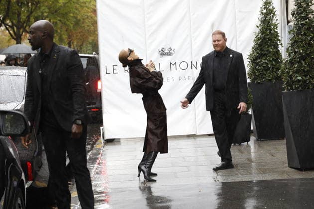 Céline Dion greets her fans in the rain as she leaves the Royal Monceau Hotel in Paris, before heading to the Paris La Défense Arena to continue her concert series, September 30, 2026 Marc Ausset Lacroix Bestimage Céline Dion greets fans in the rain as she leaves the Royal Monceau Hotel in Paris, before heading to the Paris La Défense Arena to continue her concert series on September 30, 2026 Paris, France  Copyright: xMarcxAussetxLacroixx xBestimagexMarcxAussetxLacroixx xBestimagex