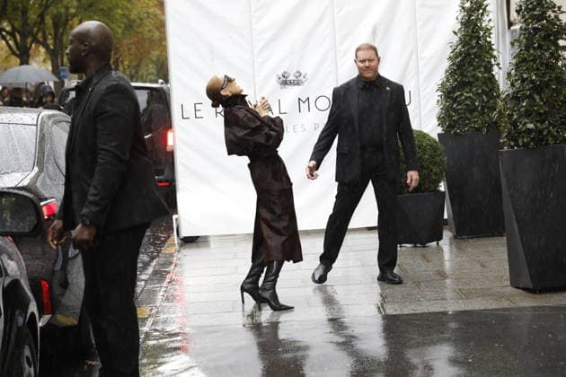 Céline Dion greets her fans in the rain as she leaves the Royal Monceau Hotel in Paris, before heading to the Paris La Défense Arena to continue her concert series, September 30, 2026 Marc Ausset Lacroix Bestimage Céline Dion greets fans in the rain as she leaves the Royal Monceau Hotel in Paris, before heading to the Paris La Défense Arena to continue her concert series on September 30, 2026 Paris, France  Copyright: xMarcxAussetxLacroixx xBestimagexMarcxAussetxLacroixx xBestimagex