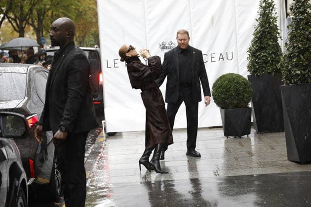 Céline Dion greets her fans in the rain as she leaves the Royal Monceau Hotel in Paris, before heading to the Paris La Défense Arena to continue her concert series, September 30, 2026 Marc Ausset Lacroix Bestimage Céline Dion greets fans in the rain as she leaves the Royal Monceau Hotel in Paris, before heading to the Paris La Défense Arena to continue her concert series on September 30, 2026 Paris, France  Copyright: xMarcxAussetxLacroixx xBestimagexMarcxAussetxLacroixx xBestimagex