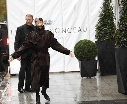 Céline Dion greets her fans in the rain as she leaves the Royal Monceau Hotel in Paris, before heading to the Paris La Défense Arena to continue her concert series, September 30, 2026 Marc Ausset Lacroix Bestimage Céline Dion greets fans in the rain as she leaves the Royal Monceau Hotel in Paris, before heading to the Paris La Défense Arena to continue her concert series on September 30, 2026 Paris, France  Copyright: xMarcxAussetxLacroixx xBestimagexMarcxAussetxLacroixx xBestimagex