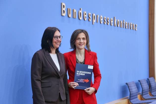 Berlin, Germany, September 30, 2026 Federal Press Conference Report by Marion Reiser, Federal Government Commissioner for Eastern Germany, Institute for Political Science and Center for Research on Right-Wing Extremism, Democracy Education, and Social Integration (KomRex), Friedrich Schiller University of Jena, and Minister of State Elisa Copyright: xdtsxNachrichtenagenturx dts_136851