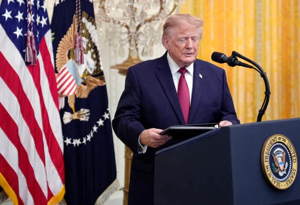 Donald Trump on Hispanic Heritage Month Celebration - Washington US President Donald Trump arrives to speak during the Hispanic Heritage Month Celebration in the East Room of the White House in Washington , DC on September 30, 2026. Photo by Yuri Gripas ABACAPRESS.COM Washington DC United States  Copyright: xPool ABACAx