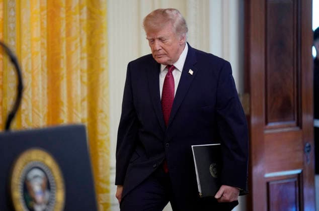 Donald Trump on Hispanic Heritage Month Celebration - Washington US President Donald Trump arrives to speak during the Hispanic Heritage Month Celebration in the East Room of the White House in Washington , DC on September 30, 2026. Photo by Yuri Gripas ABACAPRESS.COM Washington DC United States  Copyright: xPool ABACAx