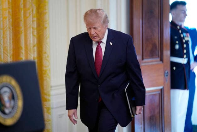 Donald Trump on Hispanic Heritage Month Celebration - Washington US President Donald Trump arrives to speak during the Hispanic Heritage Month Celebration in the East Room of the White House in Washington , DC on September 30, 2026. Photo by Yuri Gripas ABACAPRESS.COM Washington DC United States  Copyright: xPool ABACAx