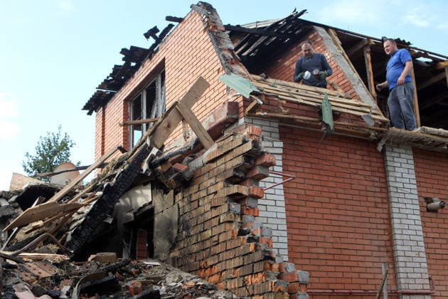 Men repair the roof of a building damaged by a Russian strike with boards, Dnipro, Ukraine, September 30, 2026. On Wednesday morning, the Russian army attacked the city, killing a 33-year-old man who worked as a security guard at a local enterprise. (Photo by Mykola Miakshykov Ukrinform) Russian army attack Dnipro, killing man  Copyright: xMykolaxMiakshykovx