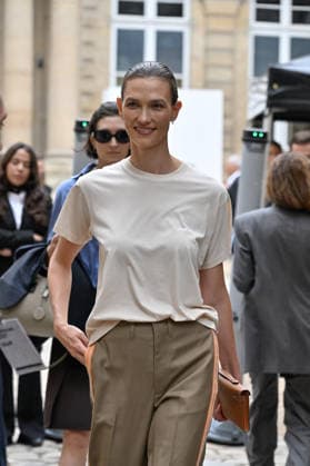 PFW Stella McCartney Outside Arrivals JR Karlie Kloss arriving at the Stella McCartney show during Paris Fashion Week, in Paris, France on 30 September 2026. Photo by Julien Reynaud APS-Medias ABACAPRESS.COM Paris France Copyright: xReynaudxJulien APS-Medias ABACAx