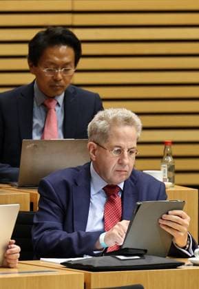 Thuringian State Parliament Justice Committee, September 30, 2026, Erfurt, Thuringian State Parliament, Justice Committee, Oral Hearing on the Motion by the Die Linke Caucus to Initiate Proceedings to Ban the AfD; photo shows Chan Jo Jun, with Dr. Hans Georg Maassen in front of him