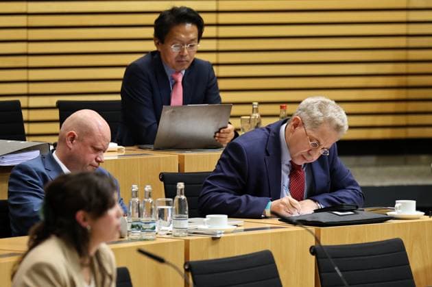 Thuringian State Parliament, Judicial Committee, September 30, 2026, Erfurt, Thuringian State Parliament, Justice Committee, Oral Hearing on the Motion by the Left Party Faction to Initiate Proceedings to Ban the AfD. Pictured: Dr. Hans Georg Maassen, who is being heard, takes notes during the hearing of Valentina Chiofalo from the Society for Civil Liberties e.V.