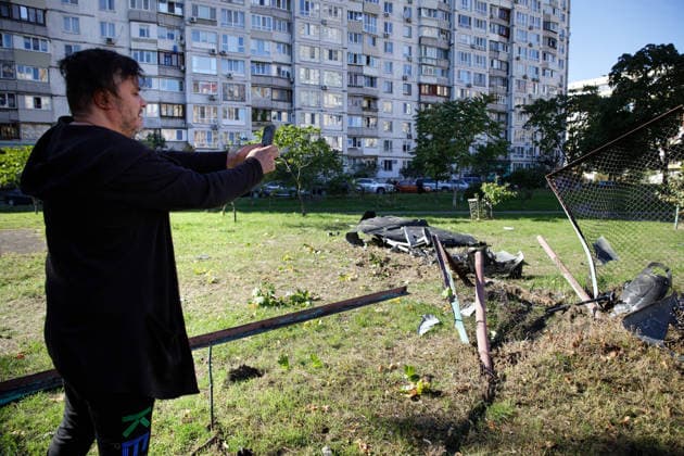 Russian drone crashes near apartment block without detonating in Kyiv A man photographs the wreckage of a Russian drone that crashed in the courtyard of a residential building near a playground in the Obolonskyi district, Kyiv, Ukraine, on September 30, 2026. The warhead did not detonate. Kyiv Ukraine  Copyright: xMariannaxKotykx originalFilename: ukrinform-russiand260930_npT0Q
