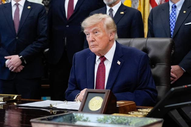 Donald Trump Makes an Announcement - Washington US President Donald Trump makes an announcement with Secretary of Commerce Howard Lutnick in the Oval Office of the White House in Washington on September 30, 2026. Photo by Yuri Gripas ABACAPRESS.COM Washington  Copyright: xPool ABACAx