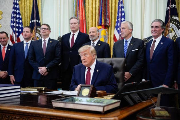 Donald Trump Makes an Announcement - Washington US President Donald Trump makes an announcement with Secretary of Commerce Howard Lutnick in the Oval Office of the White House in Washington on September 30, 2026. Photo by Yuri Gripas ABACAPRESS.COM Washington  Copyright: xPool ABACAx