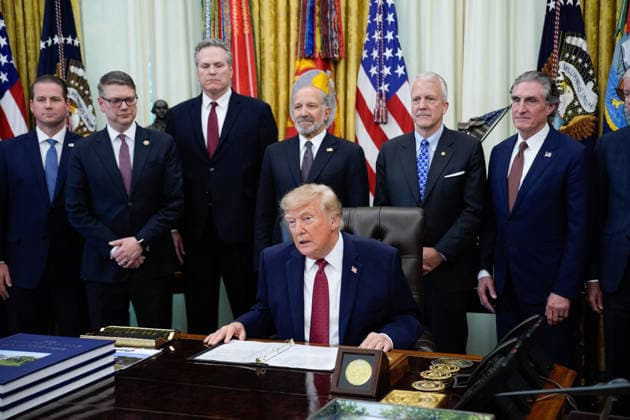 Donald Trump Makes an Announcement - Washington US President Donald Trump makes an announcement with Secretary of Commerce Howard Lutnick in the Oval Office of the White House in Washington on September 30, 2026. Photo by Yuri Gripas ABACAPRESS.COM Washington  Copyright: xPool ABACAx