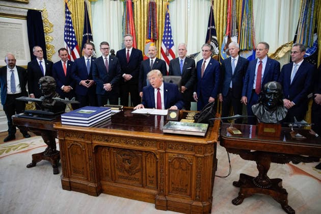 Donald Trump Makes an Announcement - Washington US President Donald Trump makes an announcement with Secretary of Commerce Howard Lutnick in the Oval Office of the White House in Washington on September 30, 2026. Photo by Yuri Gripas ABACAPRESS.COM Washington  Copyright: xPool ABACAx