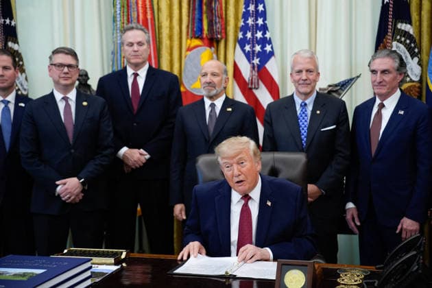 Donald Trump Makes an Announcement - Washington US President Donald Trump makes an announcement with Secretary of Commerce Howard Lutnick in the Oval Office of the White House in Washington on September 30, 2026. Photo by Yuri Gripas ABACAPRESS.COM Washington  Copyright: xPool ABACAx