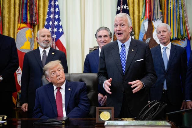 Donald Trump Makes an Announcement - Washington Dan Sullivan during an announcement by US President Donald Trump in the Oval Office of the White House in Washington on September 30, 2026. Photo by Yuri Gripas ABACAPRESS.COM Washington Copyright: xPool ABACAx