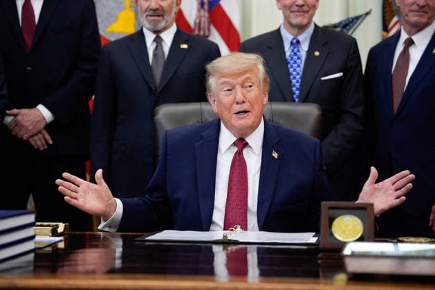 US President Donald Trump makes an announcement with Secretary of Commerce Howard Lutnick in the Oval Office of the White House in Washington on September 30, 2026. The Trump Administration announced South Korea will invest $54 billion toward the Alaska Liquefied Natural Gas (LNG) project as part of a broader $200 billion investment in U.S. energy projects. WASP20260930157 YURIxGRIPAS