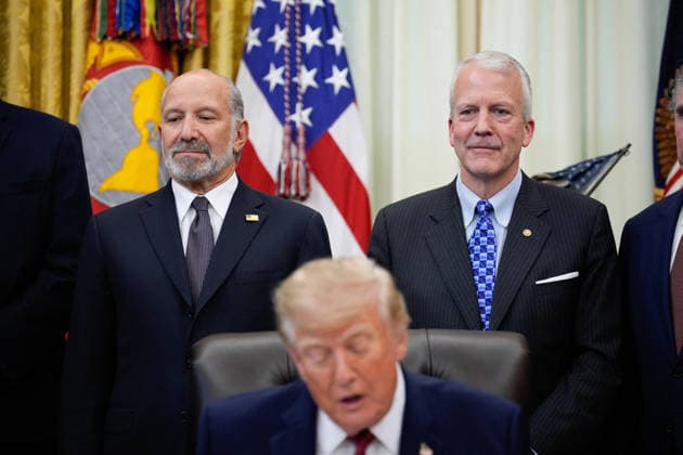 Donald Trump Makes an Announcement - Washington Howard Lutnick and Dan Sullivan during an announcement by US President Donald Trump in the Oval Office of the White House in Washington on September 30, 2026. Photo by Yuri Gripas ABACAPRESS.COM Washington Copyright: xPool ABACAx