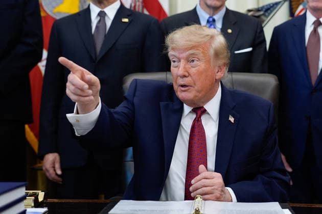President Donald Trump speaks during an announcement in the Oval Office of the White House in Washington on September 30, 2026. The Trump Administration announced South Korea will invest $54 billion toward the Alaska Liquefied Natural Gas (LNG) project as part of a broader $200 billion investment in U.S. energy projects.  WASP20260930178 YURIxGRIPAS