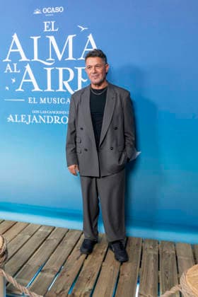 September 30, 2026, Madrid, Madrid, Spain: ALEJANDRO SANZ attend the premiere of the musical EL ALMA AL AIRE, featuring songs by Alejandro Sanz, at the Teatro Ocaso Coliseum in Madrid on September 30, 2026, in Madrid, Spain. Madrid Spain  - ZUMAc312 20260930_zsp_c312_042 Copyright: xOscarxManuelxSanchezx