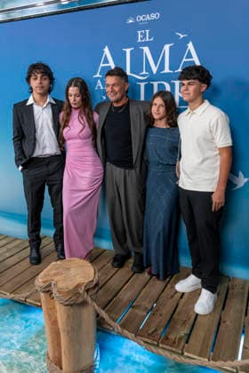 September 30, 2026, Madrid, Madrid, Spain: (L-R) ALEXANDER SANCHEZ RIVERA - MANUELA SANCHEZ MICHEL - ALEJANDRO SANZ - ALMA SANCHEZ PERERA and DYLAN SANCHEZ PERERA attend the premiere of the musical EL ALMA AL AIRE, featuring songs by Alejandro Sanz, at the Teatro Ocaso Coliseum in Madrid on September 30, 2026, in Madrid, Spain. Madrid Spain  - ZUMAc312 20260930_zsp_c312_058 Copyright: xOscarxManuelxSanchezx