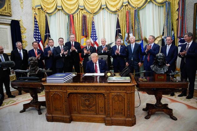 Donald Trump Makes an Announcement - Washington US President Donald Trump makes an announcement with Secretary of Commerce Howard Lutnick in the Oval Office of the White House in Washington on September 30, 2026. US President announced the Republic of Korea’s commitment for $200 billion of investment pursuant to the US Korea Trade and Investment Initiative, including $54 billion to build the long-anticipated AK LNG pipeline project. Photo by Yuri Gripas ABACAPRESS.COM Washington  Copyright: xPool ABACAx